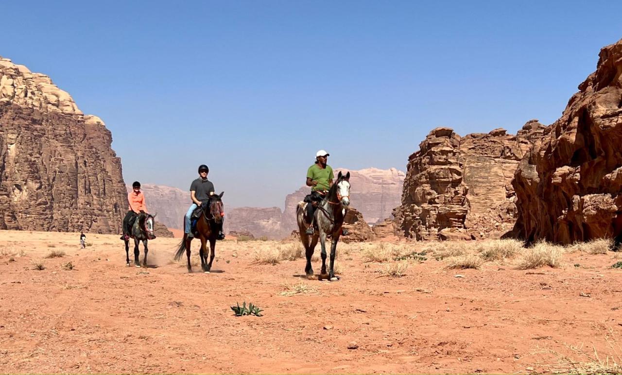 Wadi Rum Bedouin Tour With A Camp エクステリア 写真